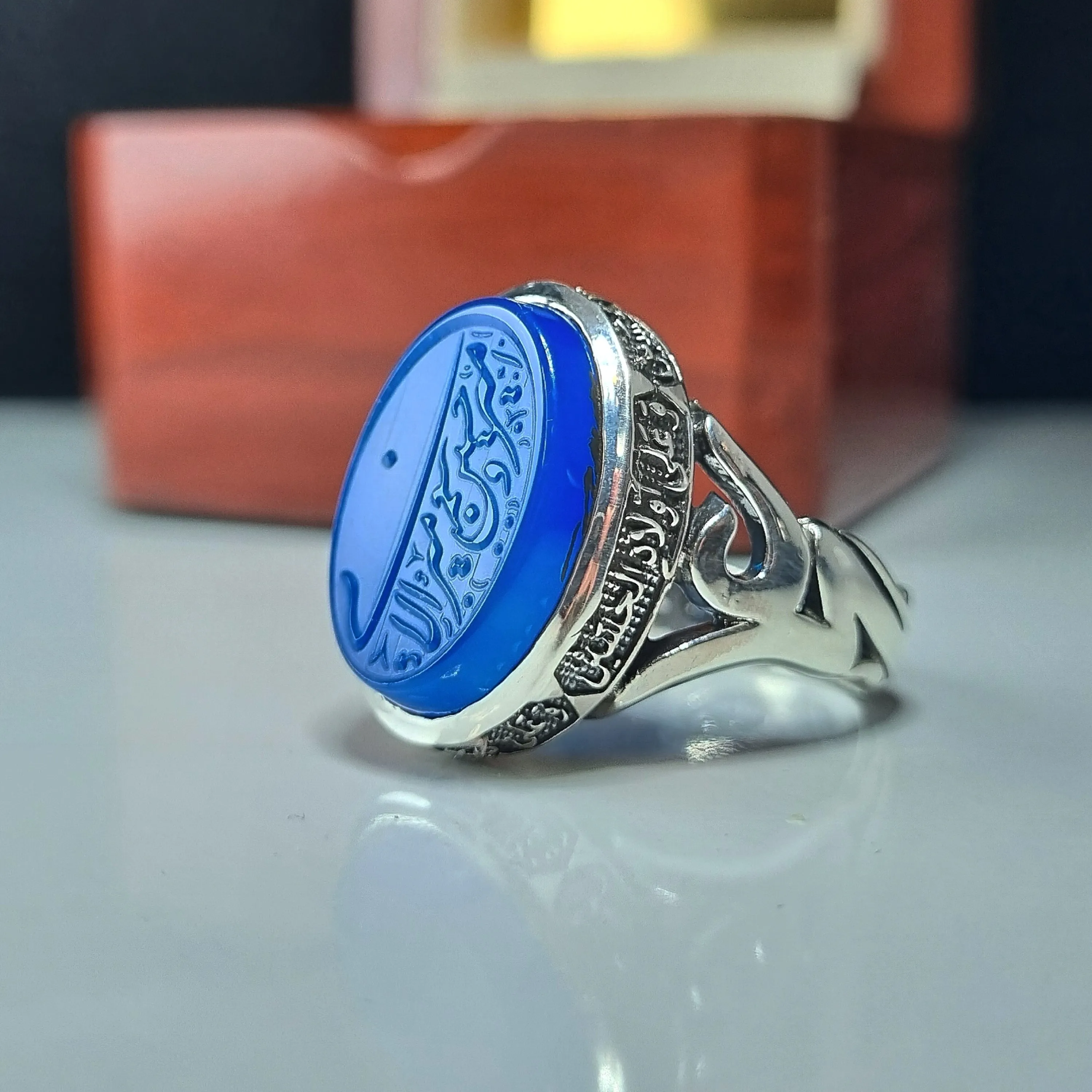 انگشتر نقره مردانه عقیق آبی با حکاکی برجسته امیری حسین و نعم الامیر عیار 925