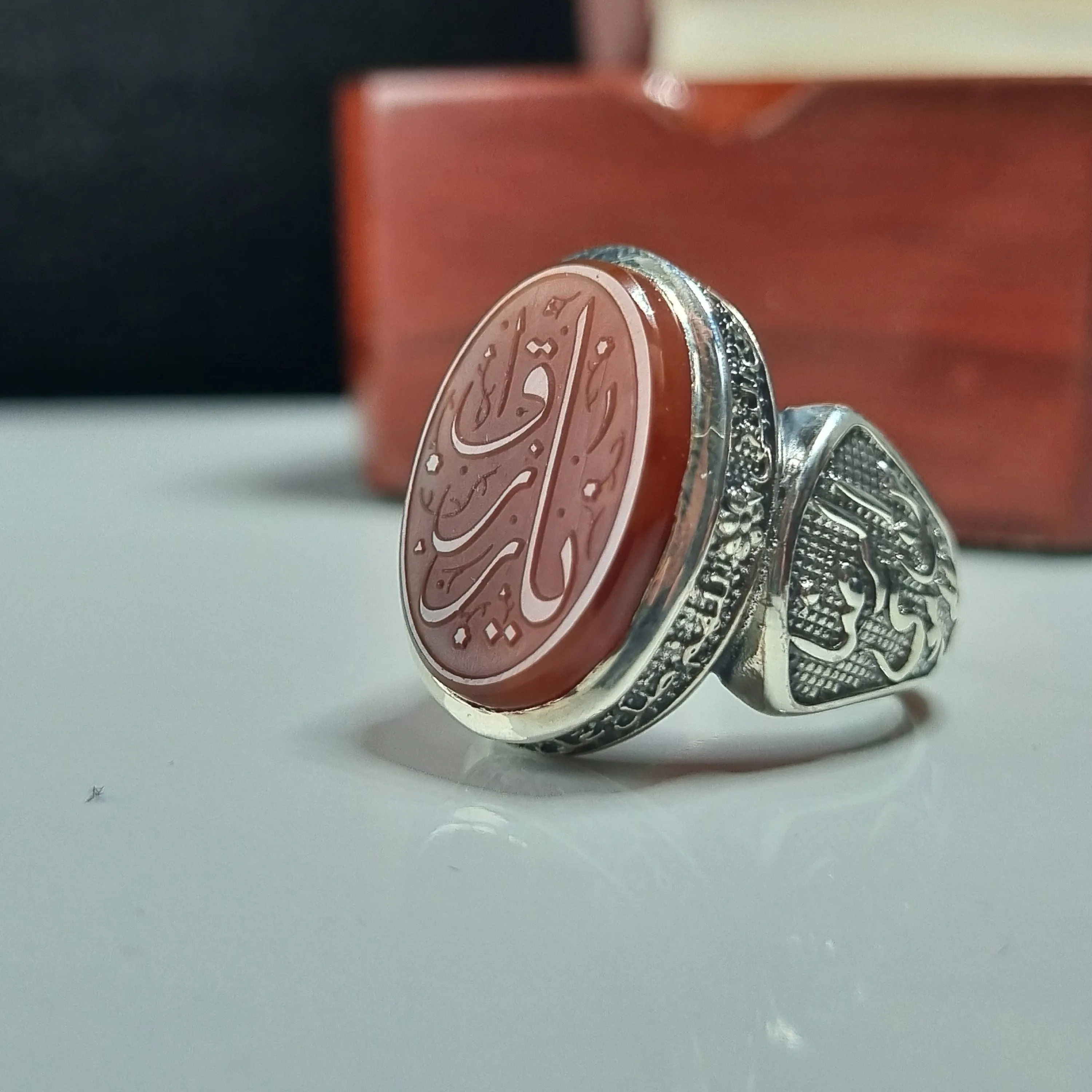 انگشتر نقره مردانه عقیق زرد با حکاکی برجسته یا رزاق عیار 925