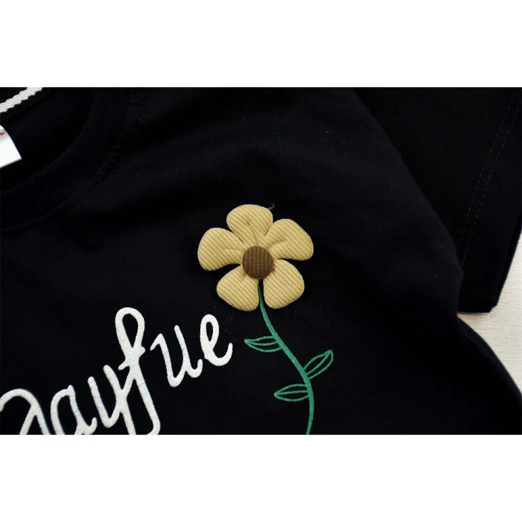 تیشرت دخترانه مشکی طرح شاخه گل یقه گرد پنبهای باکسی
