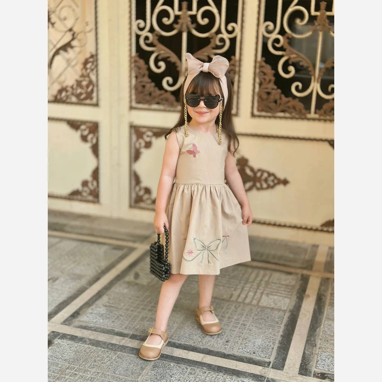 سارافون دخترانه لینن طرح پروانه رنگ کرم مناسب 2 تا 6 سال