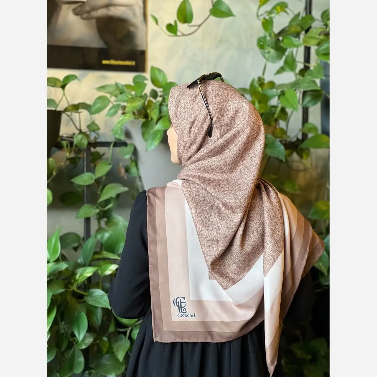 روسری مجلسی نخ کاستوم طرح دور قاب 140x140 سانتیمتر لیز نیست