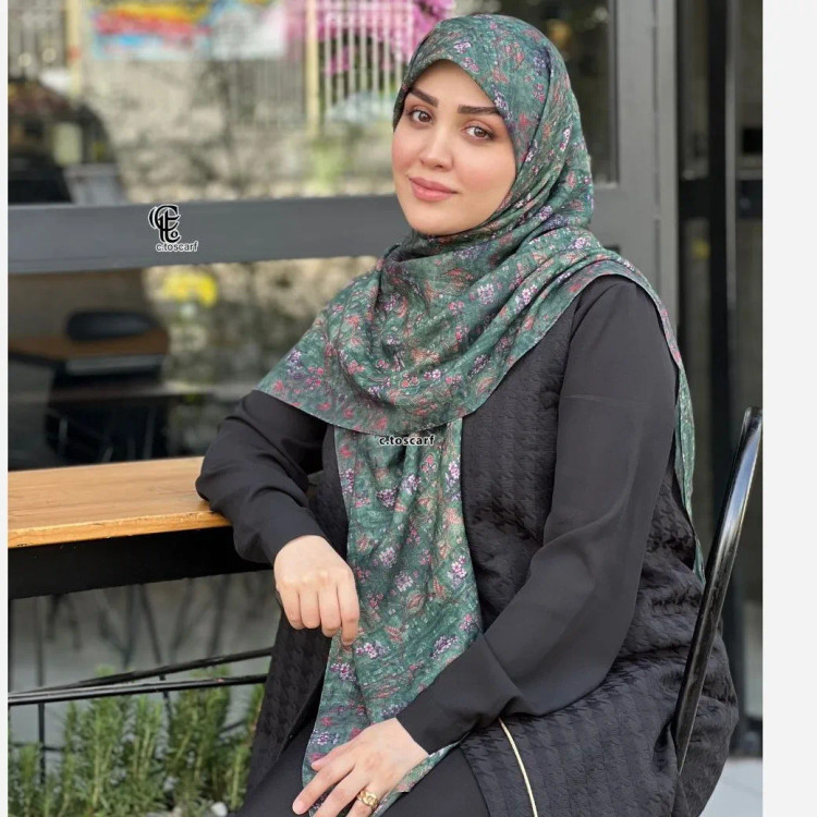 روسری نخ طرح گلشن قواره 140 زمینه سبز آبرنگی گل ریز
