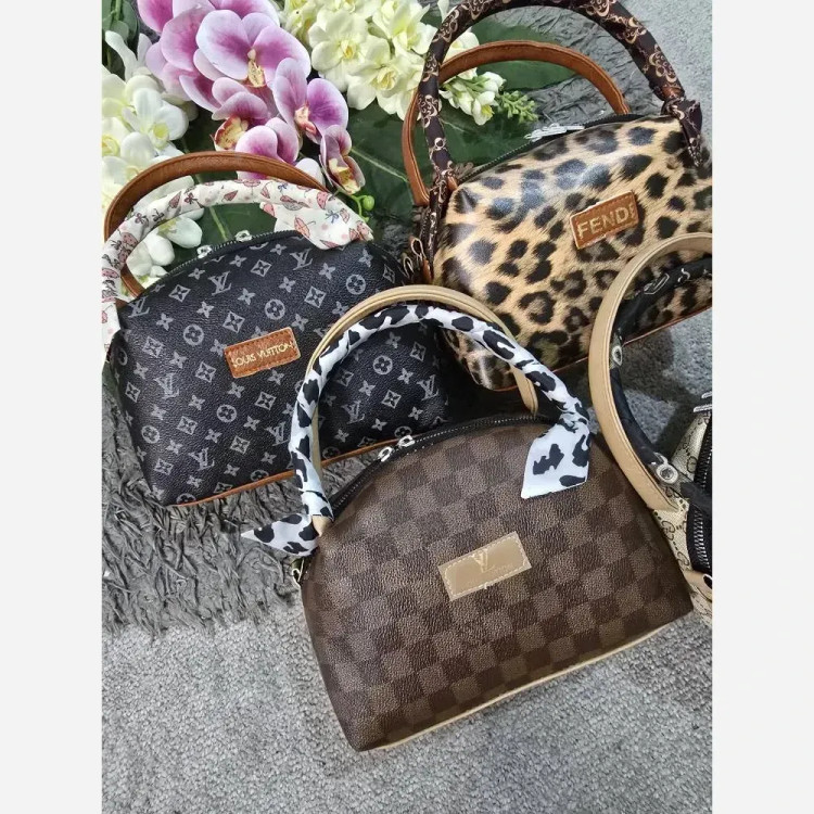 کیف مژگان چرمی با کیفیت جادار بند بلند سایز آزاد رنگ بندی پلنگی موکا گوچی ال وی