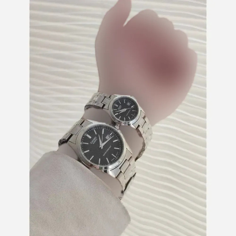 ست ساعت کاسیو زنانه و مردانه بند استیل نقره ای صفحه مشکی با تقویم و جعبه کادویی