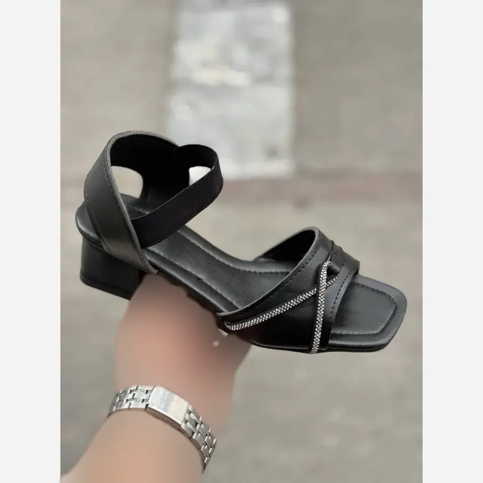 صندل زنانه نگیندار جلو کش پاشنه 5 سانت چرم بیاله