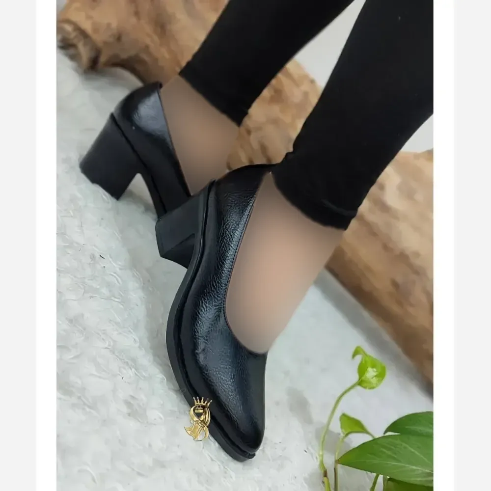 کفش مجلسی زنانه طبی پاشنه هفت سانت چرم تسلا رنگ مشکی