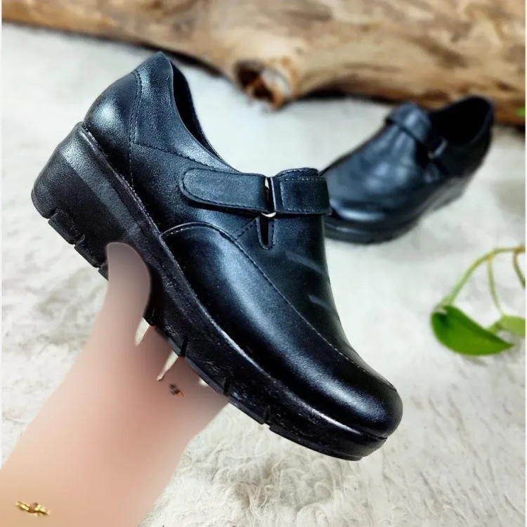کفش طبی زنانه مدل دالیا چسبی جنس چرم صنعتی رنگ مشکی