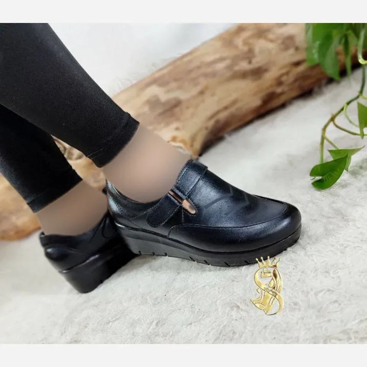 کفش طبی زنانه مدل دالیا چسبی جنس چرم صنعتی رنگ مشکی