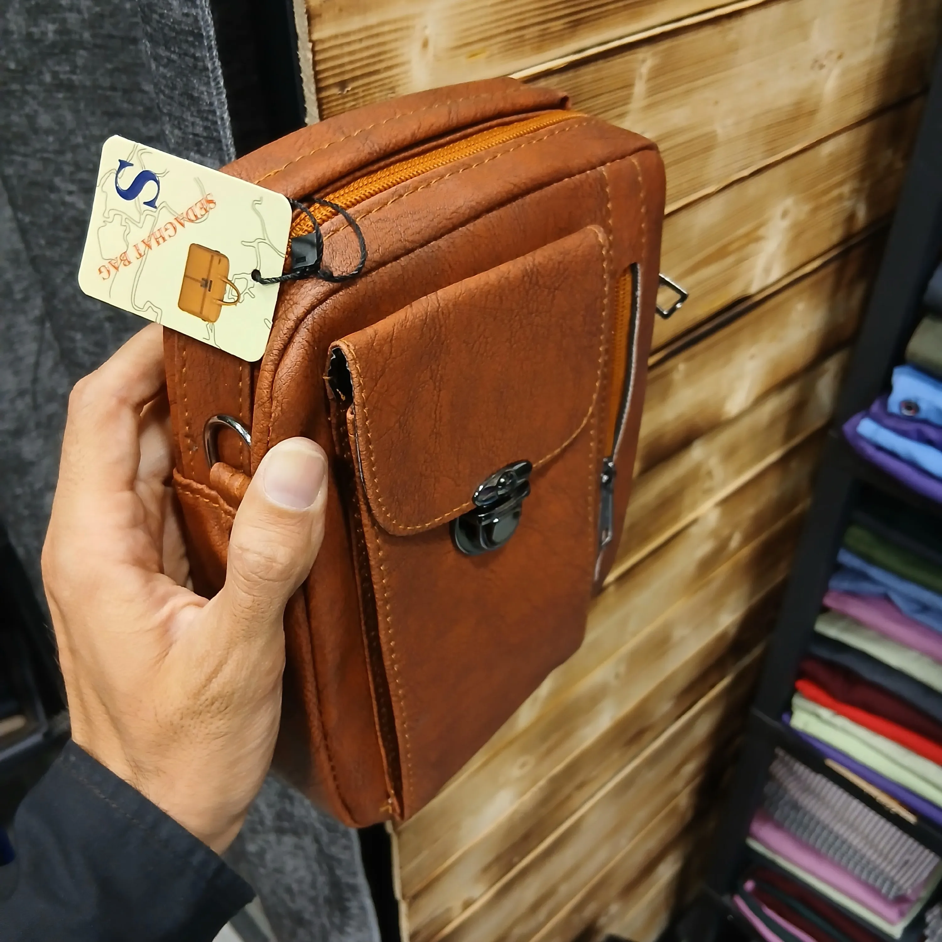 کیف دوشی اسپرت مردانه چرم مصنوعی با بند قابل تنظیم و دسته ابعاد 21 در 16 سانتیمتر