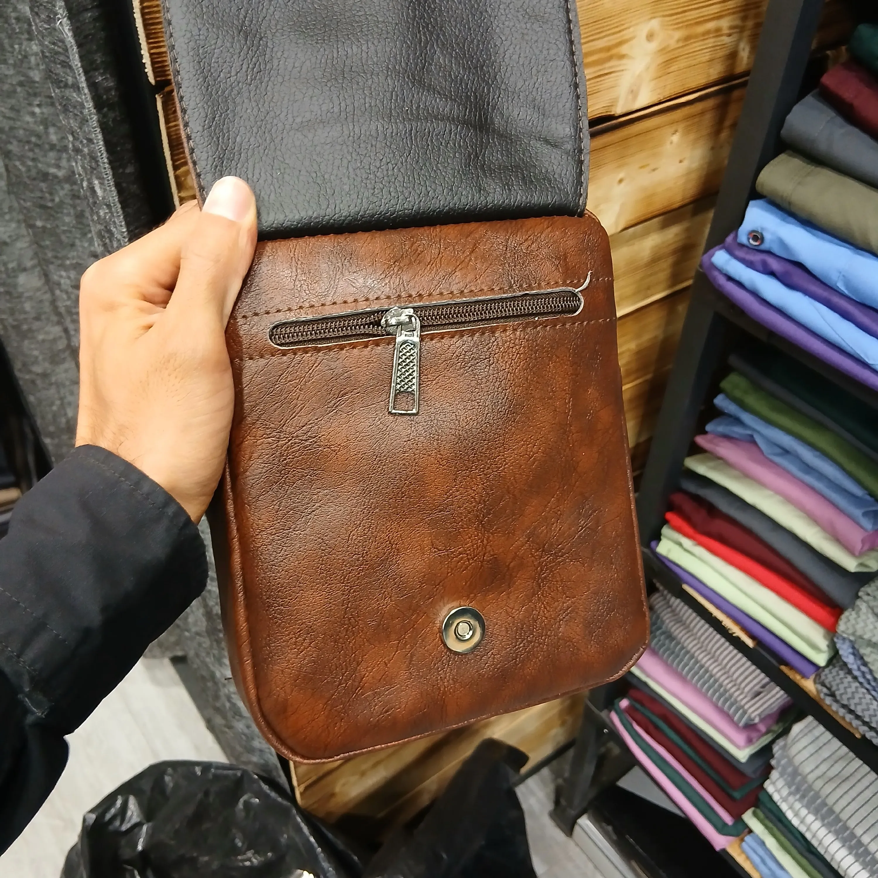 کیف دوشی اسپرت مردانه طرح زارا جنس چرم مصنوعی ابعاد 17*21*6 سانتیمتر