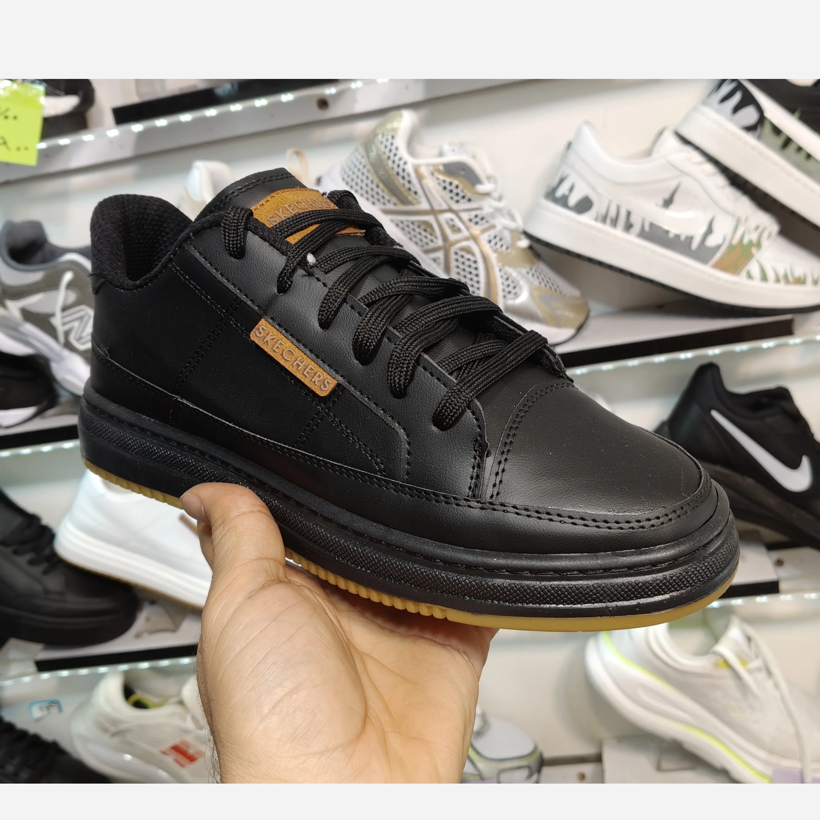 کفش اسپرت مردانه ونس برشکا رنگ مشکی طلایی کرم با زیره پیو درجه یک