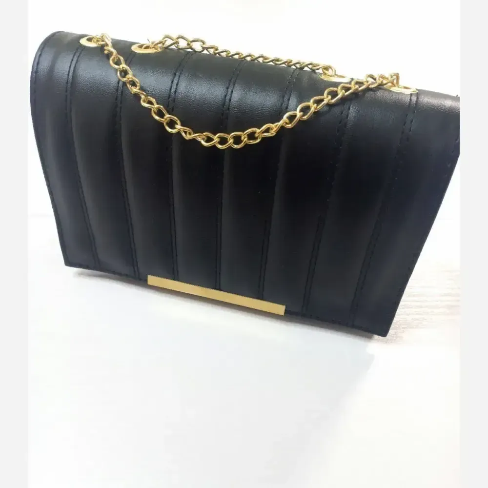کیف دوشی چرم مدل لنسر رنگ مشکی ابعاد 23 در 14 سانتیمتر