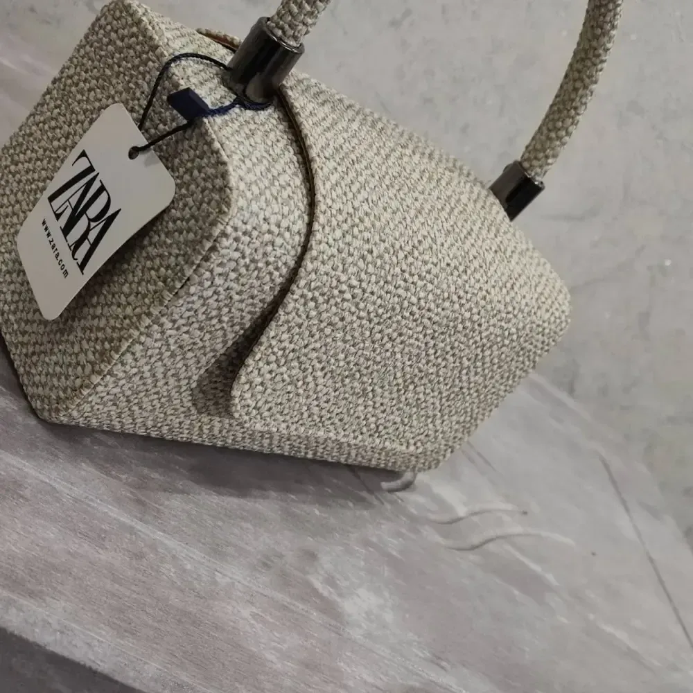 کیف ساندویچی چرم طرح کنف رنگ نسکافه ای کرم سایز آزاد