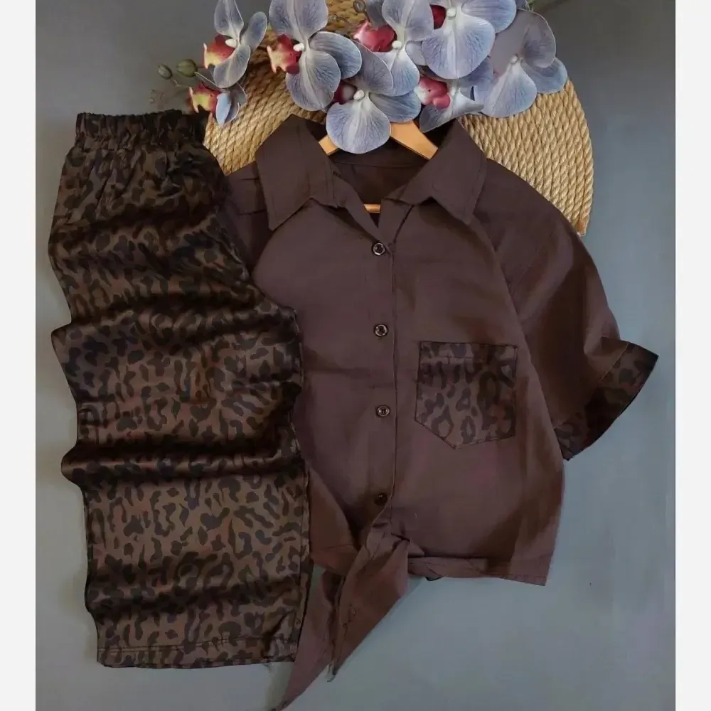 ست سه تیکه دخترانه شومیز گره ای تاپ و شلوار نیم بگ طرح پلنگی