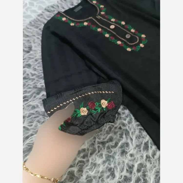 پیراهن گلدوزی پردیس جنس لاریس فری سایز رنگبندی متنوع